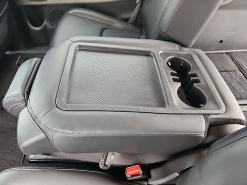Used 2025 Kia Carnival FWD image 14