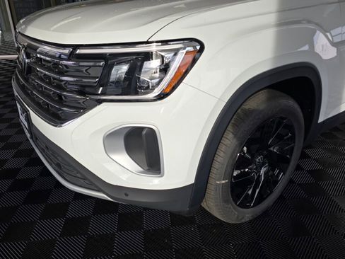 New 2024 Volkswagen Atlas SE image 11