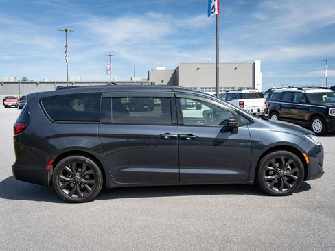 Used 2019 Chrysler Pacifica Limited w/ S Appearance Package FWD image 11