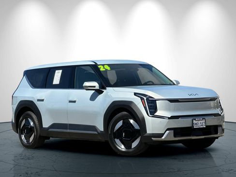 Used 2024 Kia EV9 Light Long Range RWD image 2