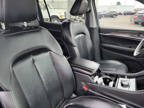 Used 2023 Jeep Grand Cherokee L Limited w/ Black Appearance Package image 32