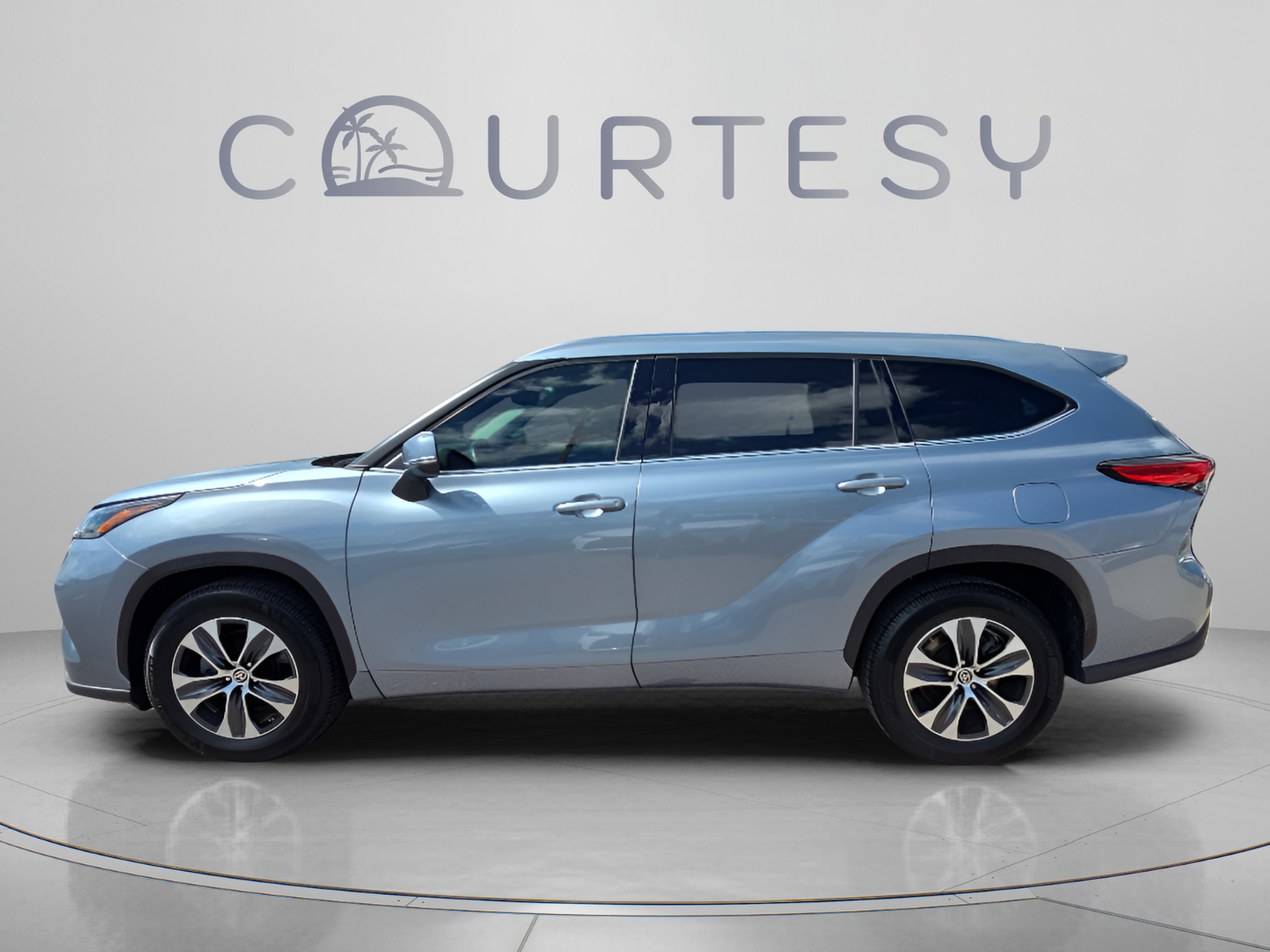 Certified 2021 Toyota Highlander XLE FWD image 2