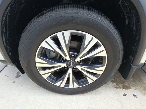 Used 2023 Nissan Rogue SV image 11