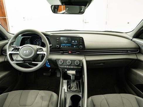 Used 2021 Hyundai Elantra SE FWD image 4