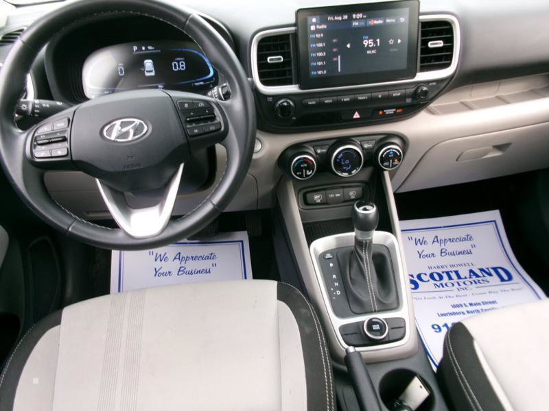 Used 2025 Hyundai Venue SEL FWD image 11