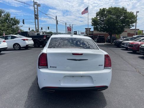 Used 2022 Chrysler 300 Touring L w/ Safetytec Plus Group RWD image 13