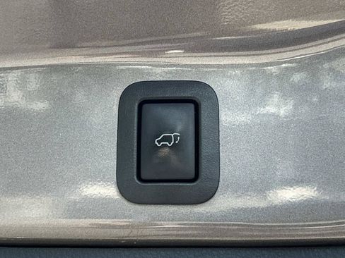 Used 2017 Toyota Highlander SE AWD/4WD image 12