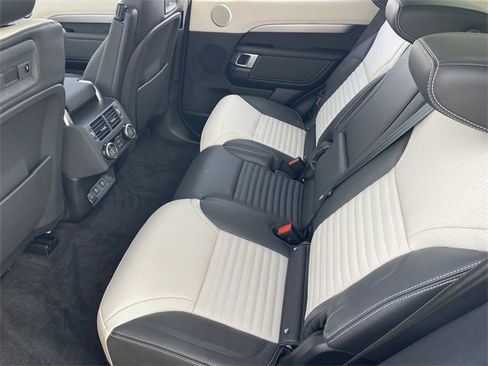 Used 2025 Land Rover Discovery Dynamic SE image 15