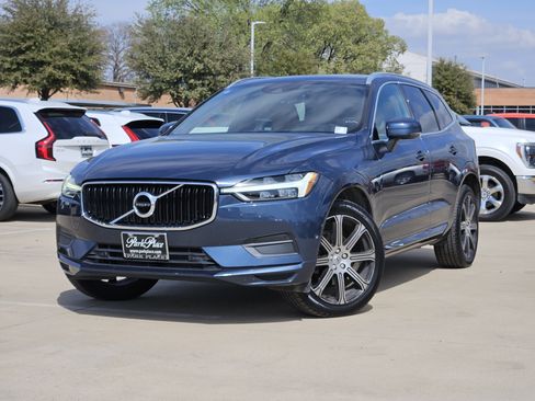 Used 2018 Volvo XC60 T5 Momentum w/ Vision Package image 1