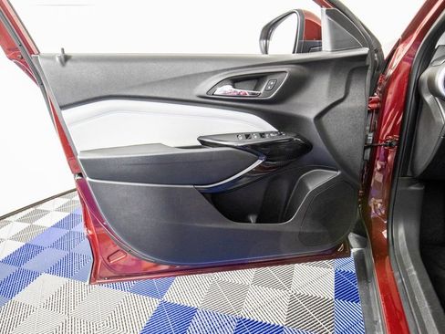 Used 2025 Chevrolet Trax LT w/ LT Convenience Package image 13