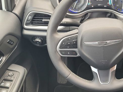 Used 2025 Chrysler Pacifica Select FWD image 12