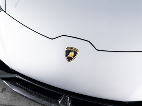 Used 2018 Lamborghini Huracan Performante AWD/4WD image 11