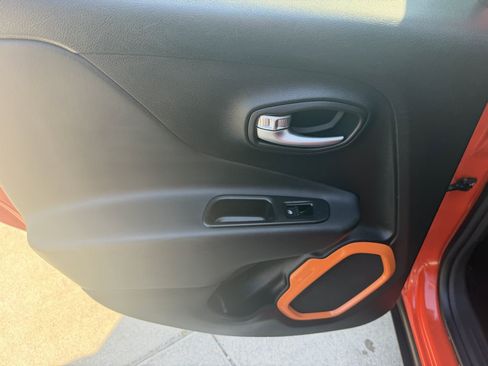 Used 2017 Jeep Renegade Altitude FWD image 15