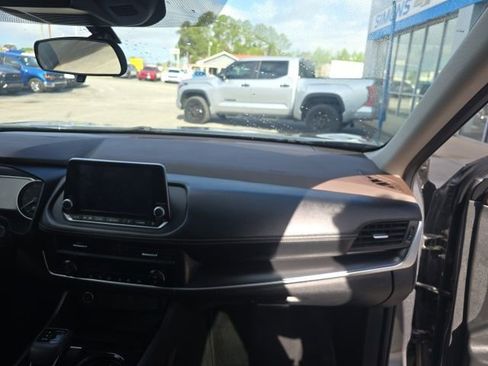 Used 2023 Nissan Rogue SV image 40