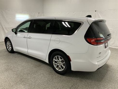 Used 2024 Chrysler Pacifica Touring-L FWD image 6