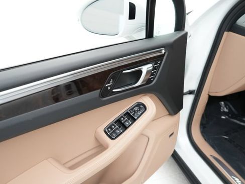 Certified 2025 Porsche Macan S AWD/4WD image 9