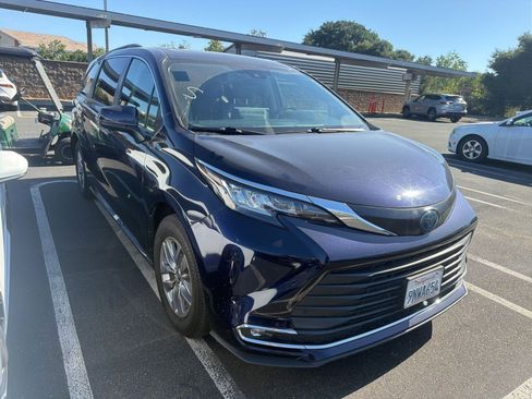 Certified 2023 Toyota Sienna XLE FWD image 2