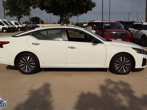Used 2025 Nissan Altima 2.5 SV FWD image 2