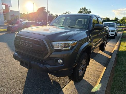Used 2017 Toyota Tacoma SR5 w/ Tow Package AWD/4WD image 3