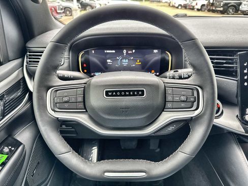 Used 2025 Jeep Wagoneer L Series II w/ 8-pass Seating Package AWD/4WD image 20