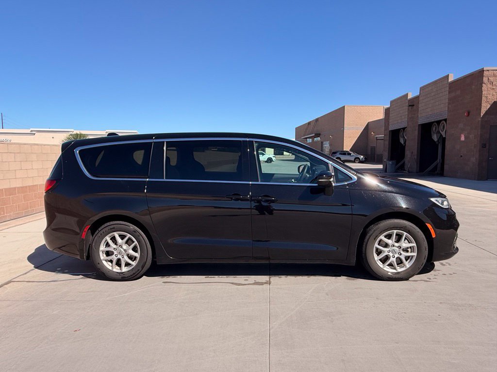 Certified 2025 Chrysler Pacifica Select FWD image 6