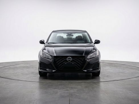 Used 2025 Nissan Altima 2.5 SV image 2