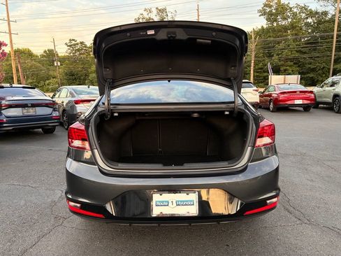 Used 2020 Hyundai Elantra Limited FWD image 11