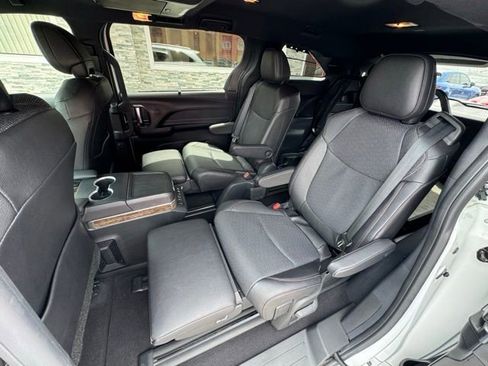 Used 2025 Toyota Sienna Platinum AWD/4WD image 36