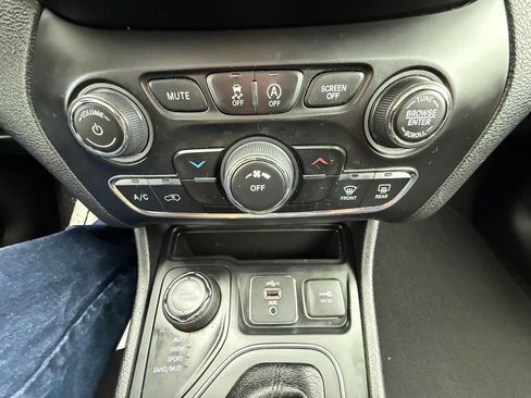 Used 2021 Jeep Cherokee Latitude Plus image 22