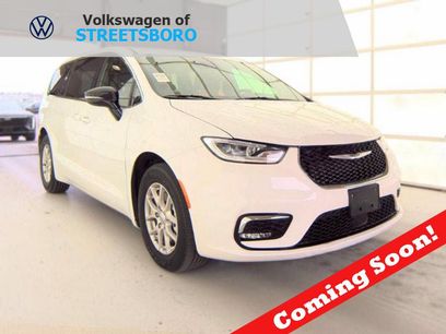 Used 2025 Chrysler Pacifica Select