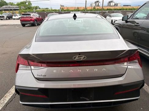 Used 2024 Hyundai Elantra SEL w/ Convenience Package FWD image 3
