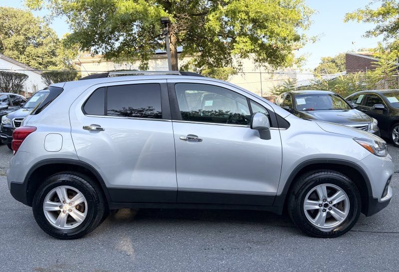 Used 2017 Chevrolet Trax LT w/ LT Convenience Package AWD/4WD image 8