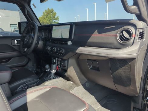 Used 2025 Jeep Wrangler Unlimited Rubicon image 23