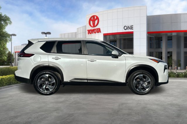 Used 2025 Nissan Rogue SV AWD/4WD image 3