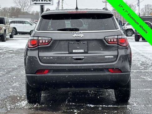 Used 2024 Jeep Compass Latitude image 32