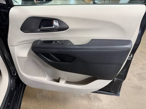 Used 2023 Chrysler Pacifica Touring-L FWD image 17