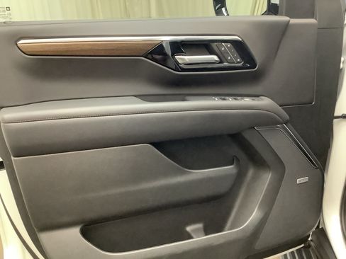 Used 2025 Chevrolet Tahoe High Country AWD/4WD image 13