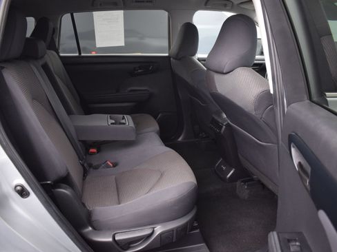 Used 2024 Toyota Highlander LE AWD/4WD image 11