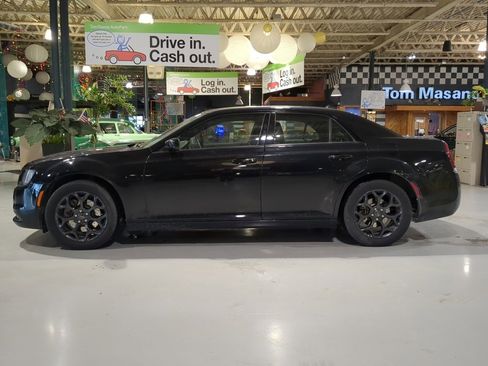 Used 2019 Chrysler 300 S image 11