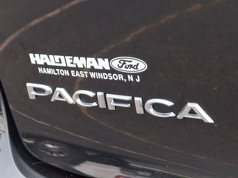 Used 2023 Chrysler Pacifica Touring-L FWD image 29