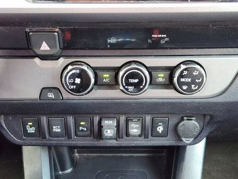 Used 2018 Toyota Tacoma TRD Off-Road w/ Technology Package image 15