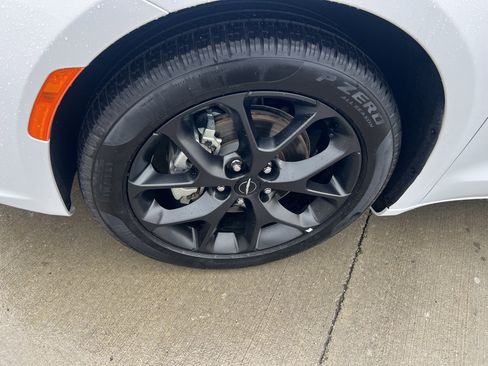 Used 2025 Chrysler Pacifica Limited image 2