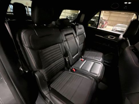 Certified 2025 Ford Explorer ST-Line w/ ST-Line Street Pack image 25
