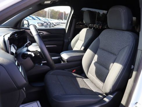 Used 2025 Chevrolet Traverse LT image 13