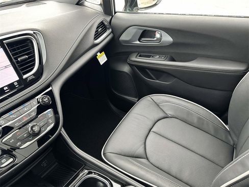 New 2026 Chrysler Pacifica Limited image 18