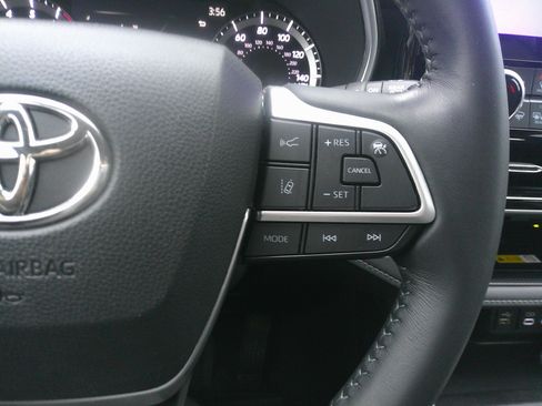 Used 2023 Toyota Highlander XLE image 19