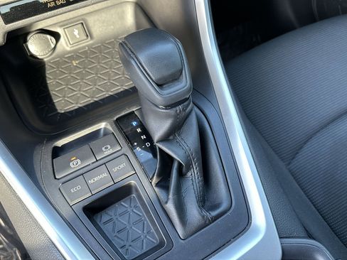 Used 2020 Toyota RAV4 LE image 23