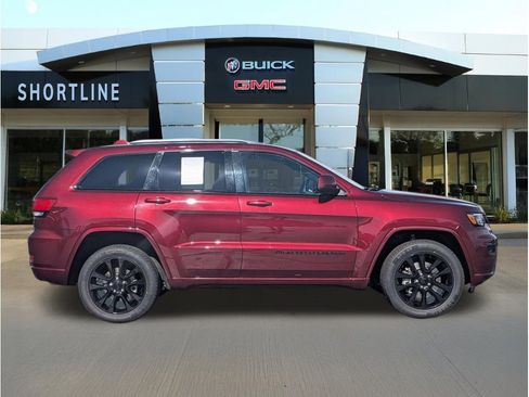Used 2022 Jeep Grand Cherokee Laredo X AWD/4WD image 2