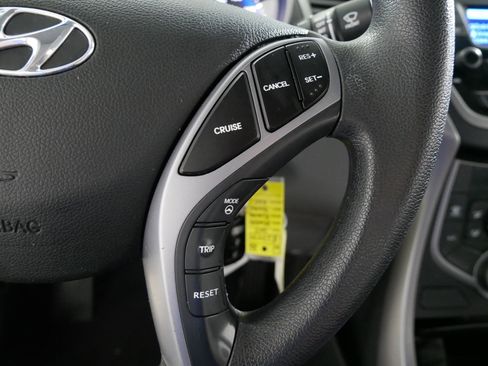 Used 2015 Hyundai Elantra SE image 27