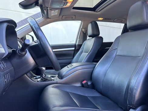 Used 2019 Toyota Highlander XLE w/ Carpet Mat Package (TMS) AWD/4WD image 5